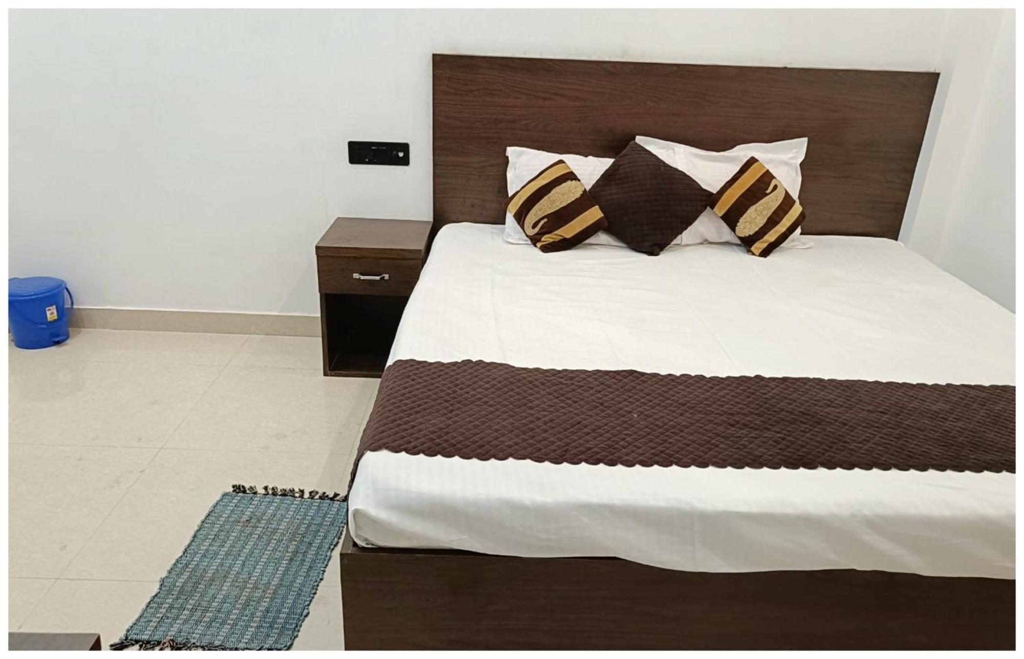 Hotel Aparna Grand Near Ram Janam Bhoomi And Temple - Fully Air Conditioned - Free Wifi Available - Best Budget Hotel In Ayodhya Exterior foto